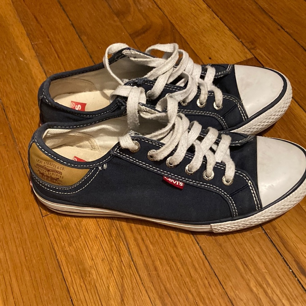 Levi’s Strauss Authentic tennis show size 6 1/2 women’s